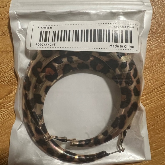 Leopard loop earrings - Picture 2 of 3